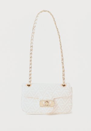 Sac bandoulière en cuir blanc à motifs avec une chaîne dorée comme sangle et une fermeture rectangulaire à torsion sur le rabat avant.