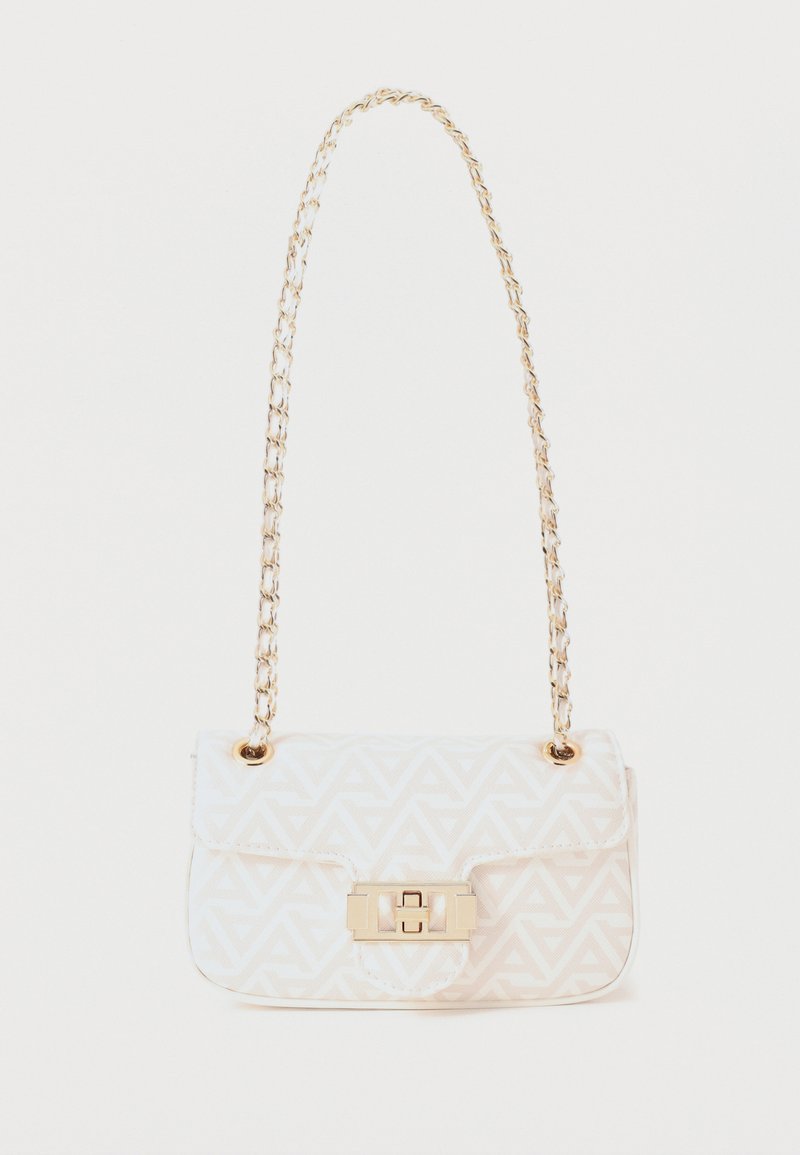 Sac bandoulière en cuir blanc à motifs avec une chaîne dorée comme sangle et une fermeture rectangulaire à torsion sur le rabat avant.