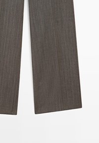 Grijze, gestreepte broeken met een rechte broekspijp. De stof lijkt textuur te hebben met verticale lijnen. Geen zichtbare hardware of accenten.
