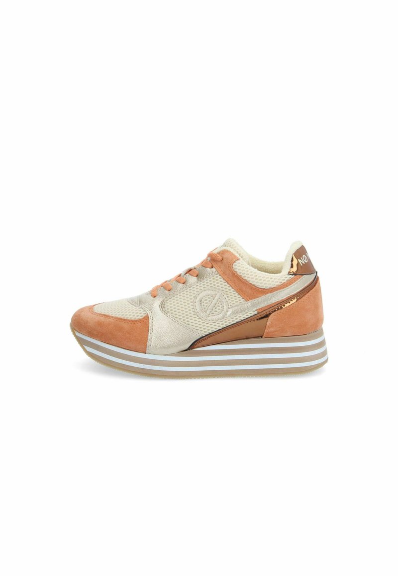 Baskets beige et orange avec des matériaux en maille et en daim. Semelle surélevée avec des bandes marron et blanche. Détail de logo sur le côté, design à lacets.