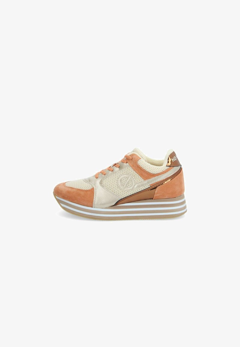 Sneaker beige e arancioni realizzati in materiali mesh e suede. Suola alta con strisce marroni e bianche. Dettaglio del logo laterale, design con lacci.
