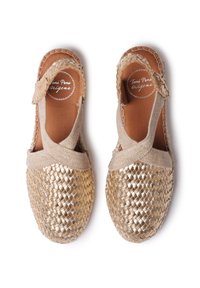 Espadrilky zlaté barvy s béžovými textilními akcenty a nastavovací šňůrkou. Mají solidní hnědou stélku a tradiční design.