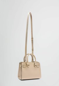 Sac à main structuré beige avec double poignée supérieure et bandoulière amovible. Texture lisse avec des accents en métal doré.