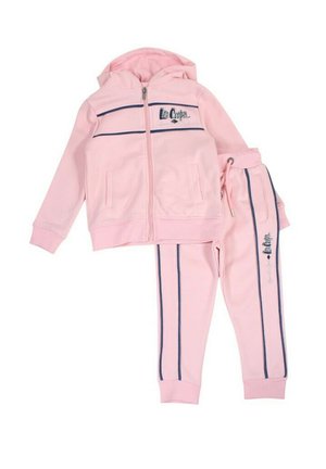 Ensemble de sport pour enfant rose en deux pièces avec veste à capuche zippée et pantalon à cordon de serrage, présentant des rayures bleu marine et le logo "La Coste".