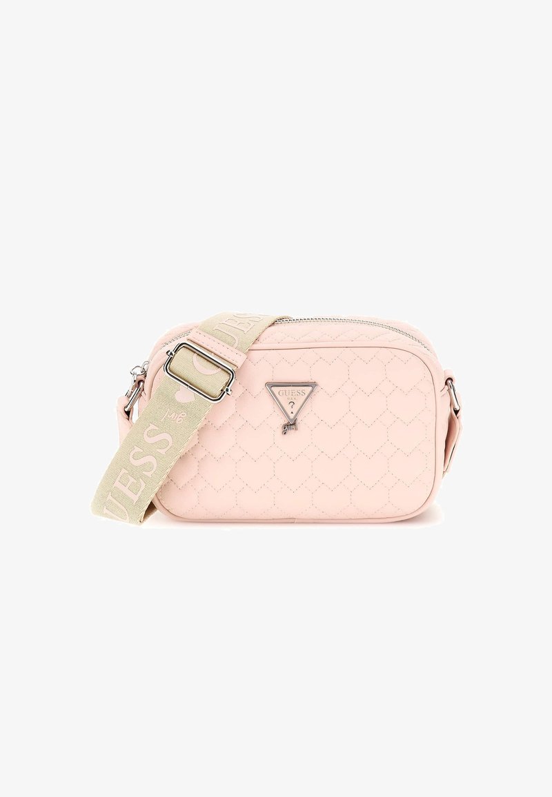 Sac bandoulière matelassé rose avec une plaque logo, quincaillerie argentée et une bandoulière détachable portant le texte "GUESS" en beige.