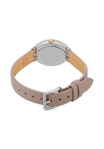 Correa de reloj de cuero beige con hebilla plateada, unida a una caja de reloj redonda plateada que muestra su parte trasera.
