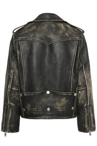 Μαύρο δερμάτινο μπουφάν μηχανής με φθαρμένη εμφάνιση, μορφοποιημένους ώμους, ασημί μεταλλικά στοιχεία και φερμουάρ στους καρπούς.