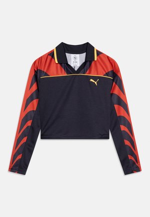 Crop top sportshirt met lange mouwen met zwart-rode tijgerstrepen, gele paspels, kraag en Puma-logo op de borst.