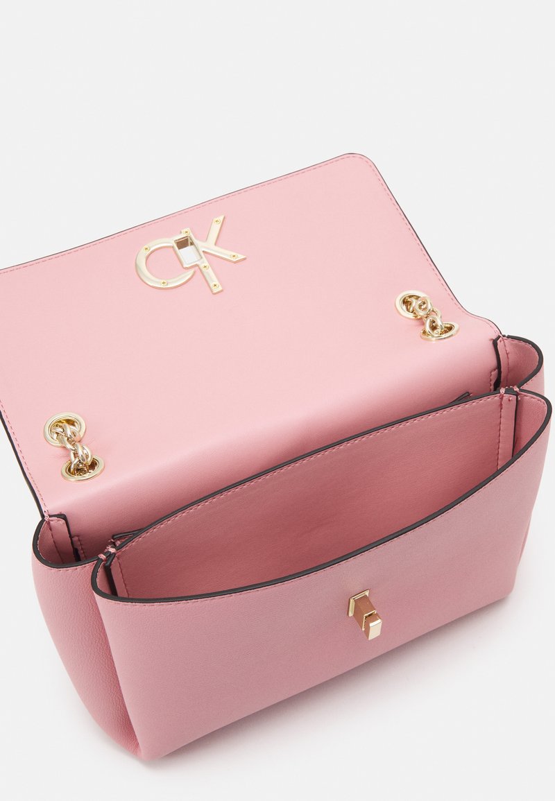 Damen Handtaschen | Calvin Klein FLAP XBODY Umhängetasche purple/lila - CI17621 Damen Handtaschen | Calvin Klein FLAP XBODY Umhängetasche purple/lila - CI17621