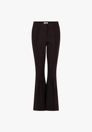 Schwarze, ausgestellte Hose aus glattem Stoff, mit tailliertem Bund, Falten-Details und mittlerer Leibhöhe. Der Ausschlag beginnt ab dem Knie.
