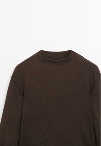 Maglione marrone lavorato a maglia con scollo rotondo, spalle scese e texture morbida, con lievi coste sul colletto e sull'orlo.