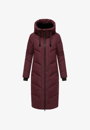Bordeaux lange puffermantel met een capuchon, voorzien van een ritssluiting aan de voorkant, een chevron-quiltpatroon en zwarte accenten op de manchetten.