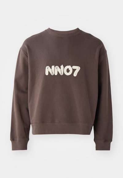 Sweatshirt marron avec col et poignets côtelés. Présente un logo "NN07" brodé en crème à l'avant. Design à coupe décontractée.