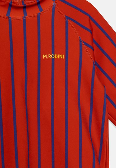 Un rash guard rouge avec des rayures verticales violettes, arborant un logo jaune "M.Rodini". Fabriqué en matériau léger et extensible. Design à col haut.