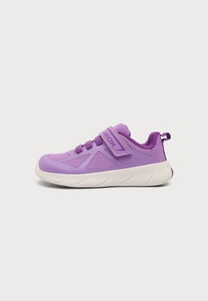 Basket enfant violette avec tige en mesh et synthétique, semelle blanche, lacets élastiques et bride velcro étiquetée Geox.