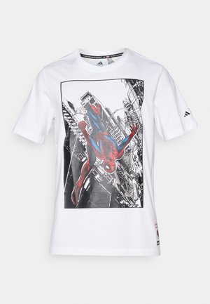 Weißes Baumwoll-T-Shirt mit einem farbigen Grafikmotiv von Spider-Man vor einem Stadtbild-Hintergrund, kurze Ärmel und Rundhalsausschnitt.