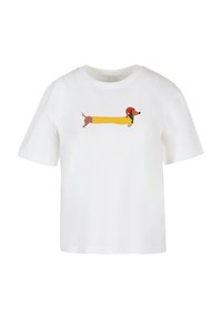 Hvit t-skjorte med en tegneserieaktig dachs med gul kropp og rød hatt, illustrert i en leken, flat design. Korte ermer, rund hals.