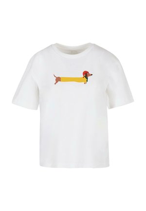 Weißes T-Shirt mit einem Cartoon-Dackel, der einen gelben Körper und einen roten Hut trägt, illustriert in einem verspielten, flachen Design. Kurze Ärmel, Rundhalsausschnitt.