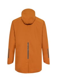 Veste imperméable orange avec capuche, présentant deux bandes réfléchissantes verticales sur les manches et une ventilation à l'arrière.