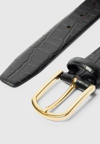 Ceinture en cuir noir avec une texture crocodile, dotée d'une boucle en métal doré et d'une extrémité lisse et effilée. Trous ajustables pour le réglage de la taille.