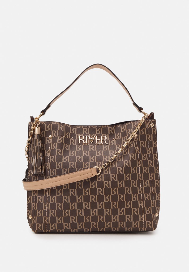 Sac à main de créateur marron avec motif monogramme beige "RL", logo doré "RIVER", chaîne et bandoulière en cuir, et pampille décorative sur fond uni.