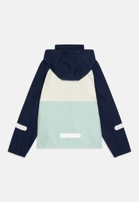 Veste à capuche avec un design en blocs de couleurs bleu marine, crème et vert menthe, dotée de poignets élastiques et d'accents réfléchissants.