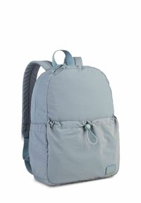 Hellgrauer Rucksack aus weichem Stoff, mit runder Form, Reißverschlussverschluss, Vortasche mit Kordelzug und Logopatch.