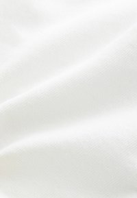 Tissu blanc texturé avec une surface lisse, présentant de subtils motifs de tissage diagonal et de douces plis. Idéal pour des vêtements ou du rembourrage.