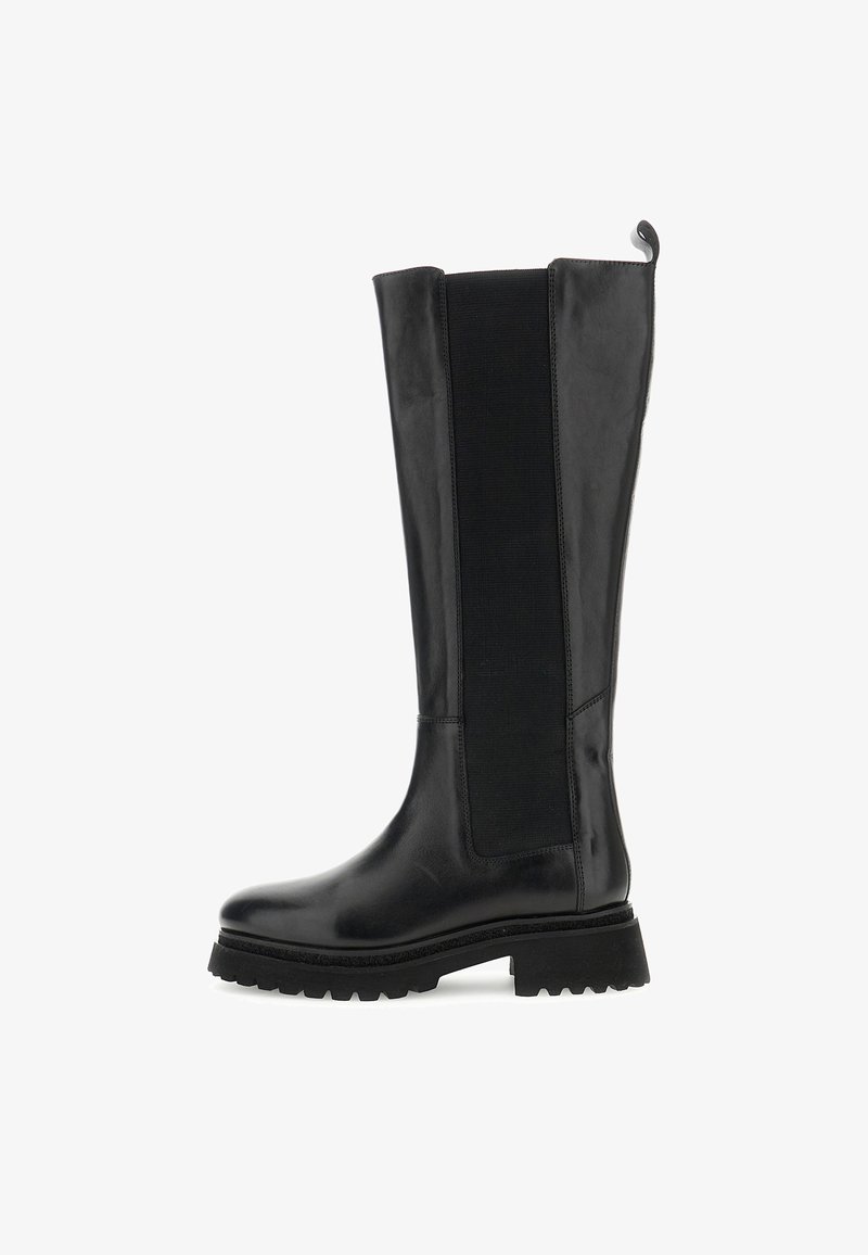 Černé kožené vysoké boty s elastickými bočními panely, kulatou špičkou a robustní gumovou podrážkou s texturovaným vzorkem.