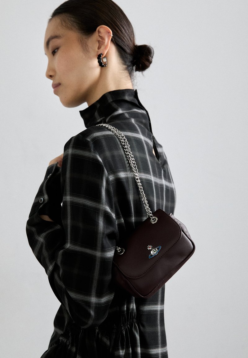 Vivienne Westwood SMALL PURSE CHAIN - Keresztpántos táska - brown