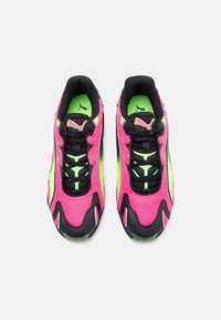 Chaussures de course Puma rose vif et vert néon avec des lacets et des accents noirs, vues de dessus sur un fond blanc.