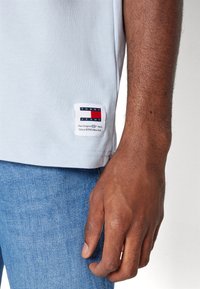 Tommy Jeans NEW CLASSICS TEE - Paprasti marškinėliai - breezy blue