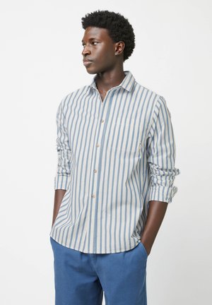 Camicia a righe button-up in cotone azzurro chiaro e bianco, con colletto, taschino sul petto e maniche arrotolate. Texture liscia, vestibilità casual.