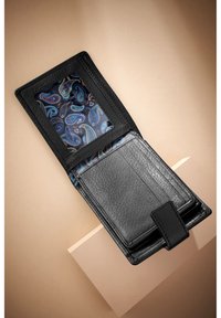 Portefeuille en cuir noir avec finition texturée, poche d'identité transparente, plusieurs emplacements pour cartes et doublure colorée à motif paisley.