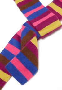 Gestreepte sjaal in roze, blauw, bruin en geel. Gemaakt van zacht materiaal, met afwisselend brede en smalle strepen in verschillende tinten.