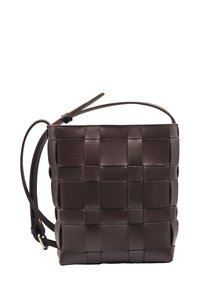 Sac en cuir marron avec une texture tissée, de forme carrée et une fine bandoulière. Il dispose d'une fermeture supérieure et de bords sans couture.