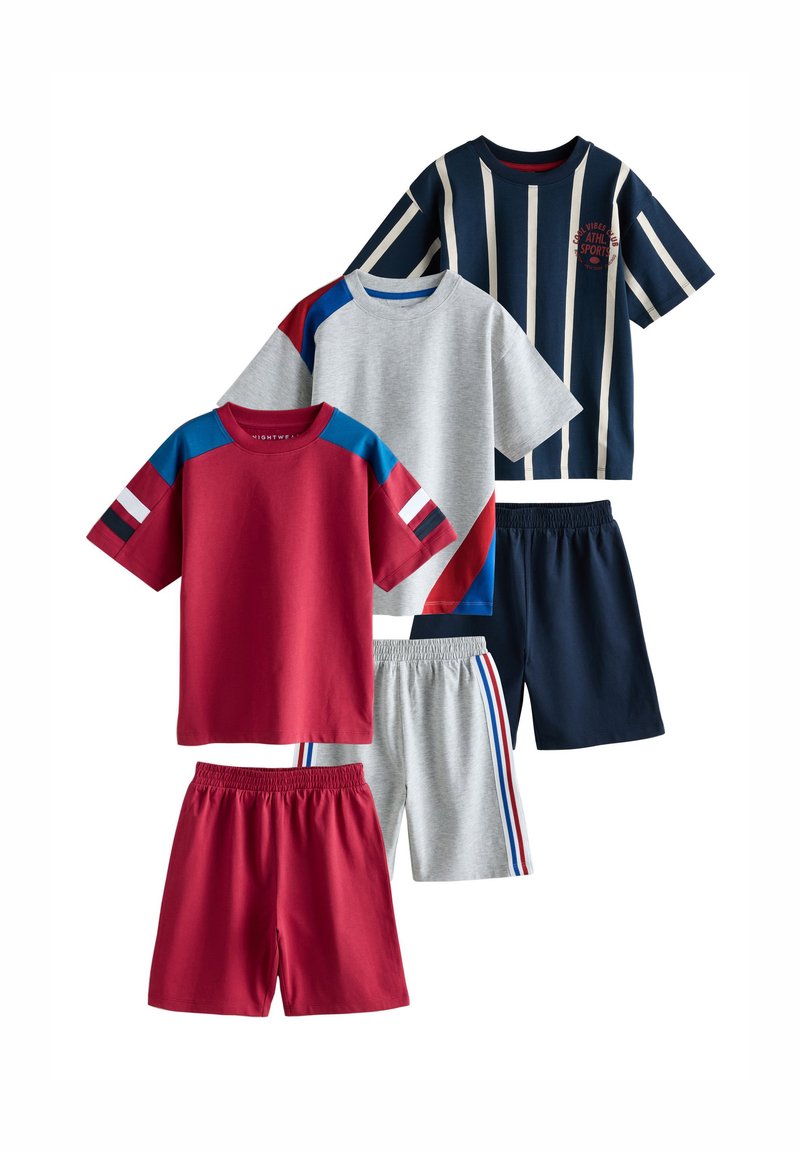 Ensemble de cinq vêtements pour enfants : deux t-shirts rouges, un t-shirt gris, un t-shirt à rayures marine, et deux shorts en rouge et gris avec des accents.