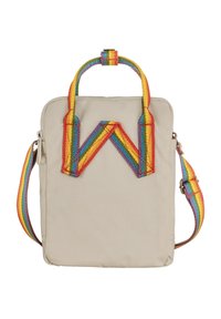 Bolsa de tela beige con asas de patrón arcoíris, que cuenta con un mango superior y una correa para el hombro ajustable, cierre de cremallera y forma estructurada.