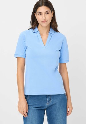 Lichtblauwe polo met een V-hals en korte mouwen. Gemaakt van een gladde stof, met een subtiele logodetail aan de onderrand.