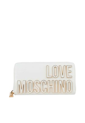 Portafoglio bianco con cerniera, con scritta dorata "LOVE MOSCHINO" e tiretto dorato su sfondo bianco semplice.