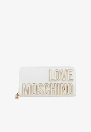 Portafoglio bianco con cerniera, con scritta dorata "LOVE MOSCHINO" e tiretto dorato su sfondo bianco semplice.