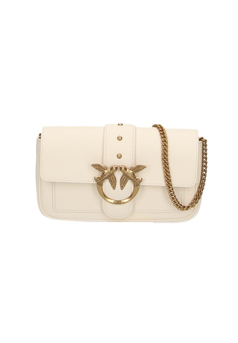 Borsa in pelle color crema con tracolla in catena dorata, caratterizzata da un design unico di uccello sul fermo e borchie decorative sul pattina.