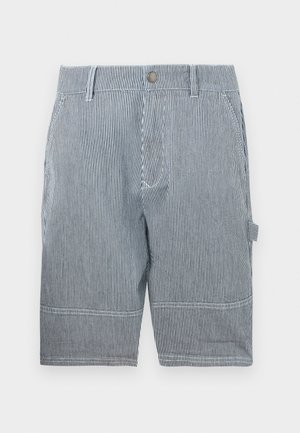 Ριγέ σορτσάκια σε ναυτικό μπλε και λευκό, με τρύπες ζώνης, κλείσιμο με κουμπί, δύο πλευρικές τσέπες και κατευθείαν γραμμή που τελειώνει λίγο πάνω από το γόνατο.