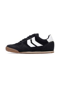 Zapatillas sintéticas negras con tres rayas blancas, suela de goma y un diseño de cordones con un cuello y lengüeta acolchados.