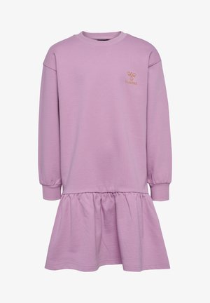 Robe lilas en tissu doux, avec manches longues, encolure ronde et ourlet froncé à volants. Comprend un petit détail de logo.