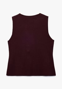 Mouwloos, donker bordeauxrood gebreid top met een ronde hals, plat gelegd met de achterzijde zichtbaar tegen een witte achtergrond.