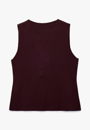 Ärmelloses, dunkelweinrotes Strickoberteil mit rundem Ausschnitt, flach liegend und Rückseite vor weißem Hintergrund zeigend.