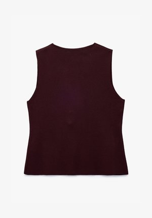 Ärmelloses, dunkelweinrotes Strickoberteil mit rundem Ausschnitt, flach liegend und Rückseite vor weißem Hintergrund zeigend.