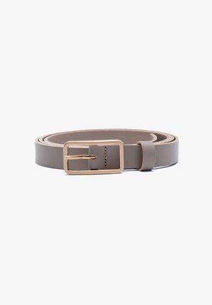 Ceinture en cuir gris avec une boucle rectangulaire en or, texture lisse et détail de couture le long du bord. Longueur ajustable avec des trous pour le réglage.