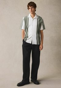 Next REGULAR FIT - TEXTURED STRIPE - Camisa - green white